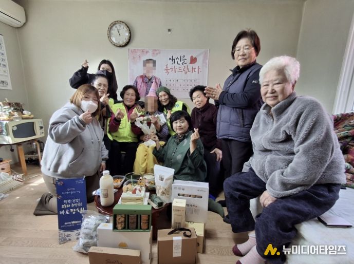 도고면 행복키움추진단 관계자들이 생신을 맞은 취약계층 독거 어르신 가정을 방문해 꽃다발과 생신 음식을 전달하며 기념촬영을 하고 있다.