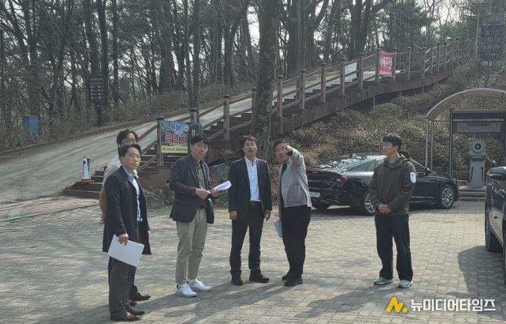 전상욱 부군수(왼쪽 네 번째)가 주요 관광시설을 답사하면서 강희선 관광진흥과장(오른쪽 두 번째)로부터 현황 설명을 듣고 있다.