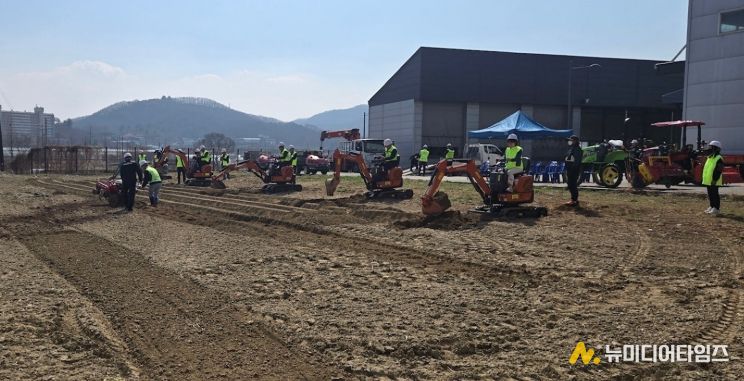 1. 천안시농업기술센터가 농업기계 안전교육을 추진하고 있다.