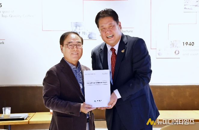 태백시, 강원특별자치도체육회장에 감사패 전달