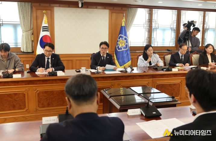 김민석 국무총리가 30일 세종대로 정부서울청사에서 열린 반려동물 정책위원회를 주재하고 있다.(국무조정실)