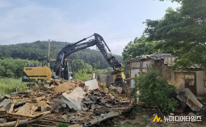 서산시가 지난해 빈집 정비사업을 추진하는 모습