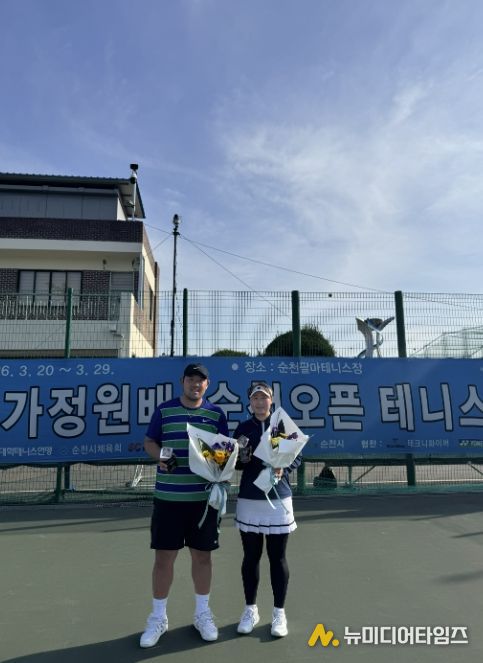 오른쪽 김재환, 왼쪽 권미정