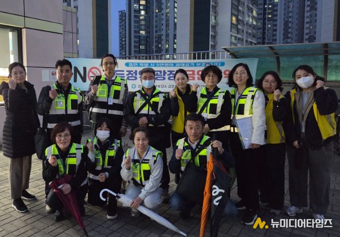 1. 천안시가 위촉한 금연지도원이 금연 구역을 지도·점검하고 있다