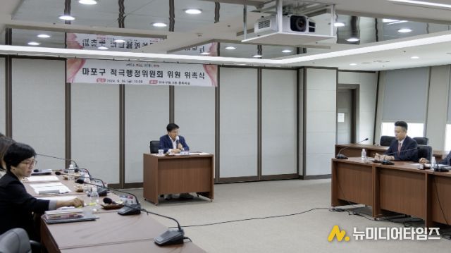 박강수 마포구청장이 마포구 적극행정위원회 위원 위촉식에서 인사말을 전하고 있다.