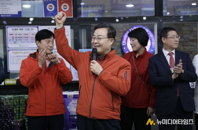 김성제 의왕시장이 대회 참가 선수들을 격려하고 있다.