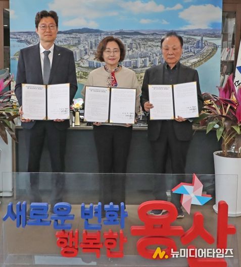 3월 30일 박희영 용산구청장이 한국토지주택공사 서울지역본부 용산사업단(사진 왼쪽, 단장 김연호), 용산일레븐과(사진 오른쪽, 회장 엄석오) 함께 ‘유엔사부지 공원·녹지 조성 수준 향상을 위한 업무협약’을 체결했다