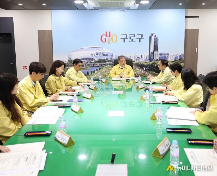 장인홍 구청장(가운데)이 3월 31일 구청 르네상스홀에서 열린 ‘비상경제대책 전담 조직(TF) 회의’에서 대응 방안을 논의하고 있다.