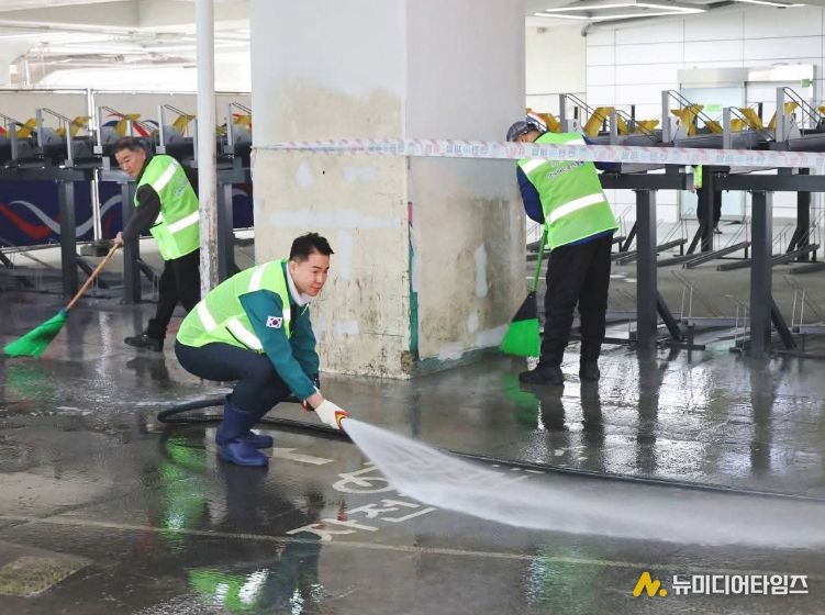 오언석 도봉구청장이 직원들과 함께 창동역 고가하부를 물청소하고 있다