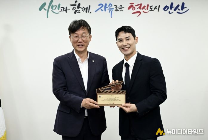 이민근 안산시장(사진 왼쪽)이 이충구 배우(사진 오른쪽)에게 안산시 홍보대사 위촉패를 수여하고 기념촬영을 하고 있다.