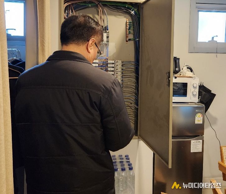 중구 점검반이 숙박시설을 방문해 시설을 점검하고 있다