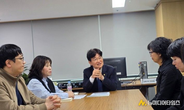 22기 정책위원회 간담회를 진행하고 있는 김용일 정책위원장