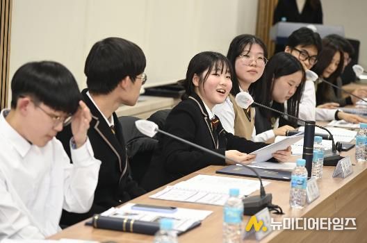 2026년 4월 1일_달성군 타 지역 학교 진학생 교복 구입비 지원 사진 1(자료사진. 2025년 2월 달성교육재단 겨울방학영어캠프 참여한 지역 고등학생 1학년생이 성과발표 중인 모습.)