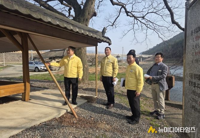 나주시가 하천과 구거 내 불법점용 시설에 대해 전수조사에 나선다. 사진은 강상구 나주시장 권한대행을 비롯한 관련 공직자들이 현장점검을 진행 중인 모습.