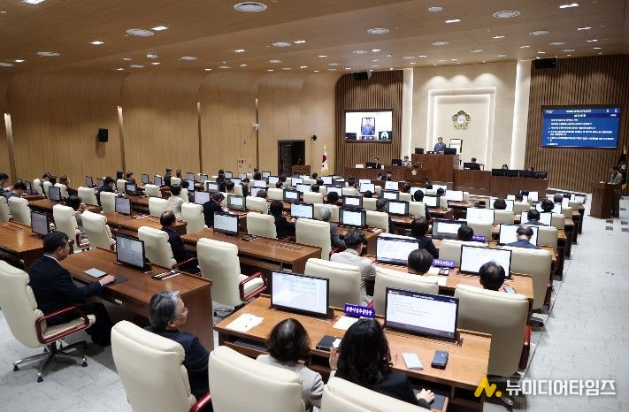 수원특례시의회가 4월 1일 본회의장에서 제400회 임시회 제1차 본회의를 열고 의사일정을 진행하고 있다.