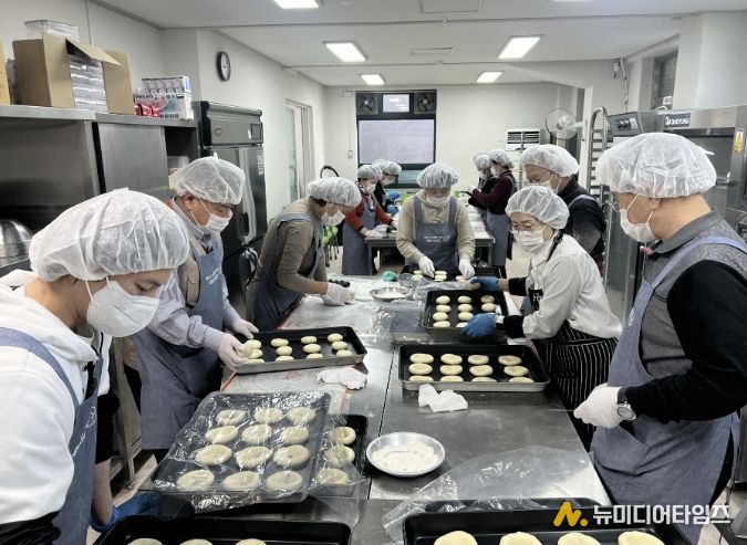 제과·제빵 전문교육 봉사활동 모습