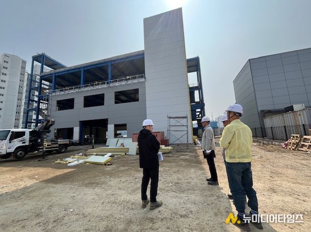 김현갑 화성특례시 효행구 도시건축과장이 관내 소규모 건축공사 현장을 방문해 공사 진행 상황과 안전관리 실태를 점검하고 있다.