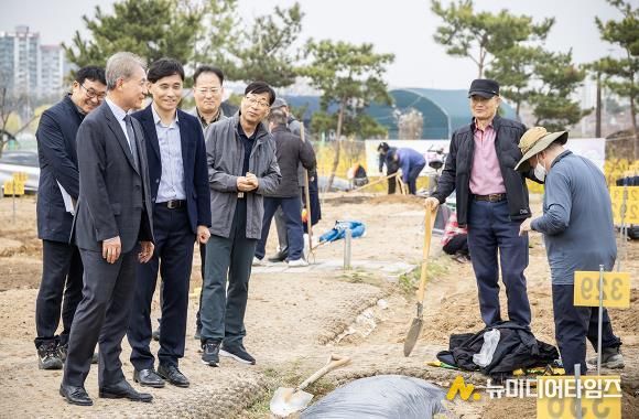 윤환 구청장, ‘계양실버농장’ 개장 현장 방문