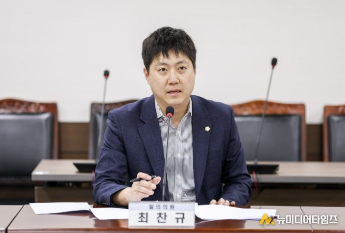 안산시의회 최찬규 의원이 지난달 24일 제1상임위원실에서 열린 제302회 임시회 문화복지위원회에서 자신이 대표 발의한 ‘안산시 헌혈 장려 조례 일부개정조례안’에 대해 설명하고 있다.