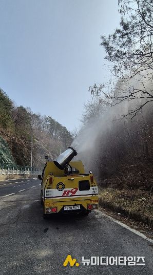 충청남도 금산소방서에서 보유한 제독차를 활용하여 산불취약지역에 대한 예비주수를 실시하고 있다