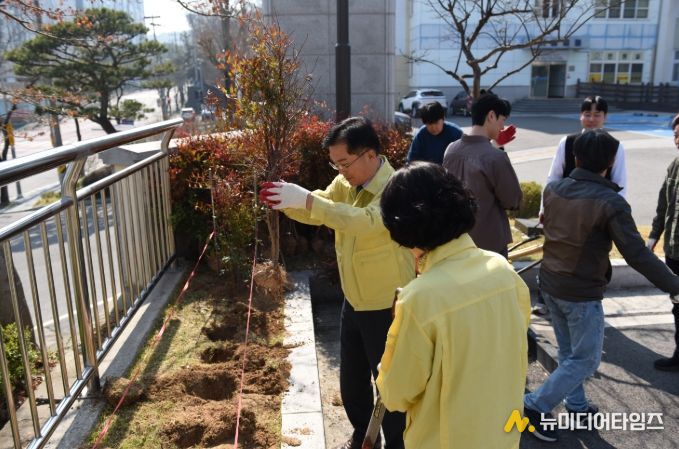 서산교육지원청, ‘내 직장 사랑하기 식목행사’