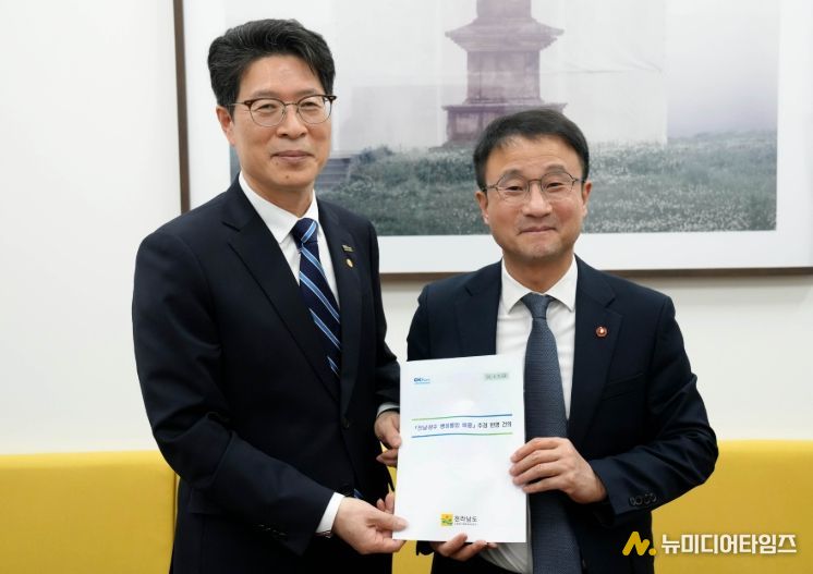 황기연 전라남도지사 권한대행이 3일 서울 국회에서 한병도 더불어민주당 원내대표와 면담을 갖고 전남광주행정통합 비용 추경 반영 등을 위한 건의 및 협조를 요청하고 있다.