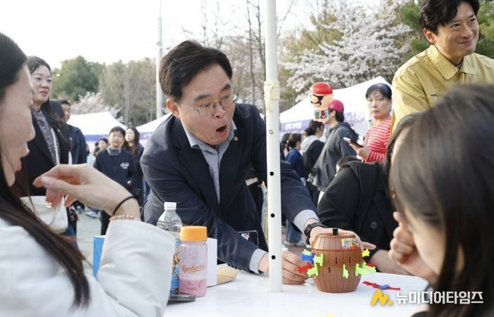 진교훈 강서구청장(가운데)이 4일 방화근린공원에서 열린 ‘강서봄빛페스타’를 찾아 아이들과 함께 보드게임을 하고 있다.