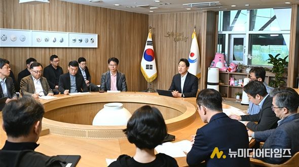 오세훈 서울시장이 5일(일) 오전 집무실에서 중동사태 장기화로 인한 서울시민 생활 불안 감소와 생계 안정화 대책 점검을 위한 「중동상황 관련 비상경제대책회의」를 주재하고 있다.