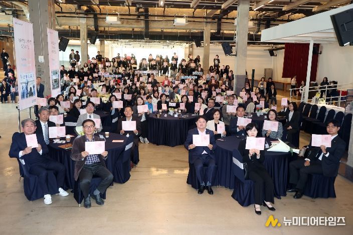 이재식 의장을 비롯한 참석자들이 ‘2026년 보건의 날 기념행사’에서 기념촬영을 하고 있다.