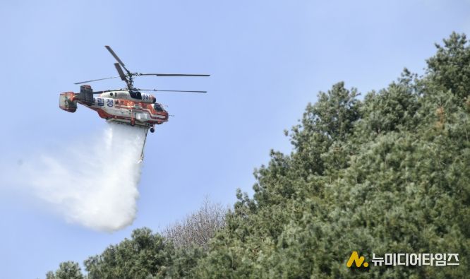 지난 2023년 3월 화천읍 중리 일대에서 발생한 산불 현장에서 산림청 헬기가 진화에 나서고 있다