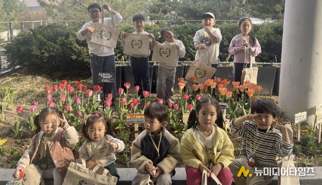 아이들 손으로 피어나는 봄, 수원시 영통구 광교2동 새마을문고 화단 가꾸기 행사