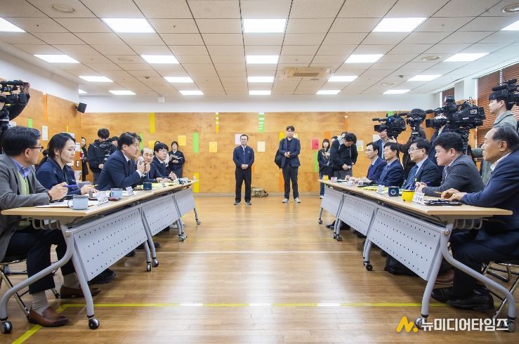 인천 서구청장, 기후부 장관과 종량제봉투 생산 현장 동행 점검