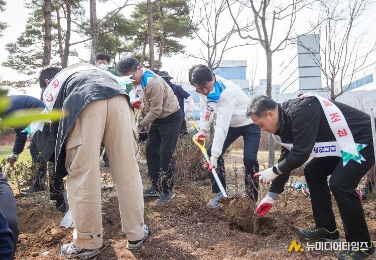 인천 서구, 식목일 기념 나무 심기 및 산불 예방 캠페인 전개... 나무 심고 산림 지키고
