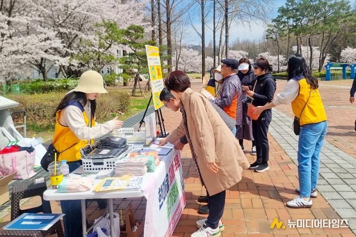 대전 대덕구 치매안심센터는 5일 금강로하스대청공원에서 ‘2026 한마음 치매극복 걷기행사’를 개최했다. 걷기 행사를 마친 참가자들이 치매안심센터 홍보부스를 방문해 치매 인식 개선 퀴즈를 진행하고 있다.