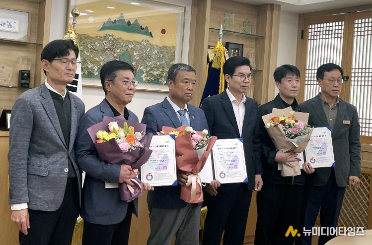 김광열 영덕군수(왼쪽 네 번째)가 수산물품질인증을 획득한 업체와 인증서 수여를 기념하고 있다.