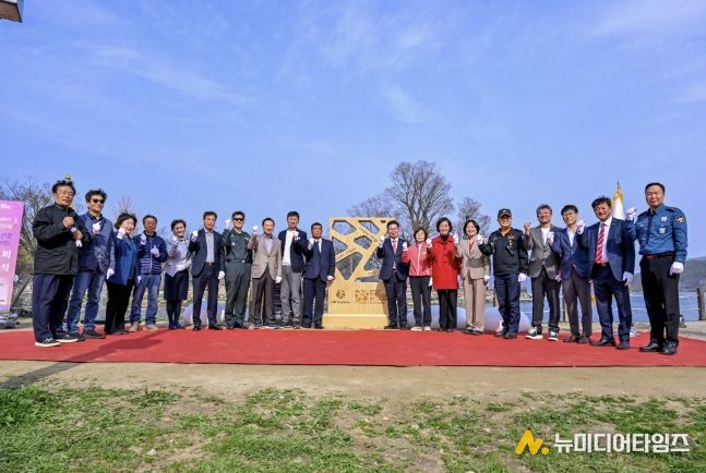 기념비 단체사진