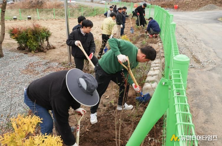 식목행사 운영사진(나무심고 있는 직원들)