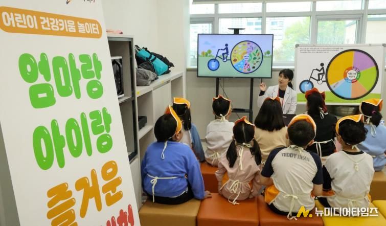 대전 대덕구가 6일 어린이들의 건강한 식습관 형성을 위해 운영한 ‘엄마랑 아이랑 즐거운 요리체험’ 1회차 프로그램을 진행하고 있다.