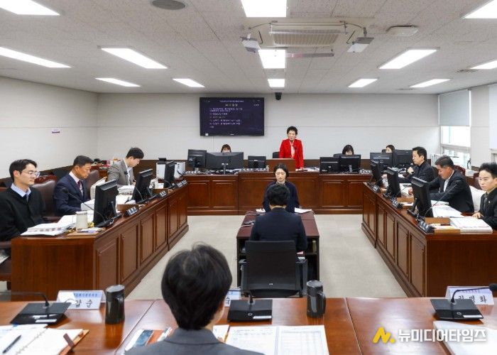 안산시의회 예산결산특별위원회가 지난 1일 제2상임위원회 회의실에서 안건 심사를 벌이고 있는 모습.