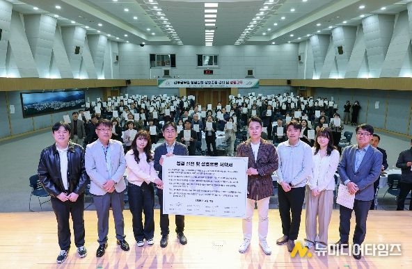 도봉구 직급별 대표 직원들이 청렴 실천 및 상호존중 서약서를 들고 사진을 찍고 있다