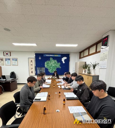 이수현 부군수가 6일 군청 집무실에서 2026년 상반기 지역균형발전사업 추진 상황 점검 회의를 주재하고 있다.