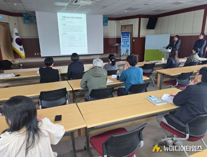 청양군농업기술센터가 4월 직원회의를 개최하고 스터그 그룹 연간 활동 계획을 발표하고 있다.