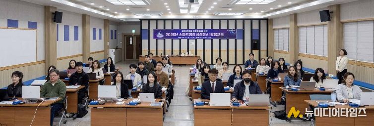 최충규 대덕구청장(사진 첫 번째 줄 왼쪽 다섯 번째)과 대덕구 공직자들이 구청 대회의실에서 ‘생성형 AI 활용 교육’에 앞서 기념 촬영을 하고 있다.