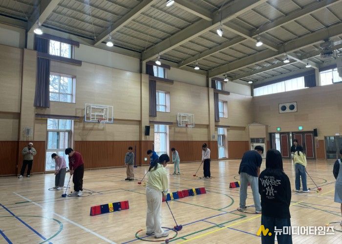 스내그골프 프로그램에 참여하는 학생들