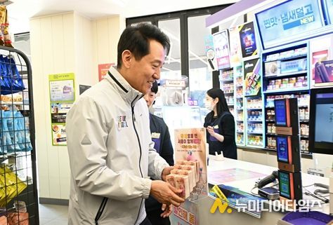 오세훈 서울시장이 7일(화) CU(씨유) 마로니에점에 ‘외로움 없는 서울’ 포토카드를 비치하고 있다.