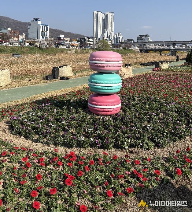 2026 무심천 흥덕대교 마카롱 조형물