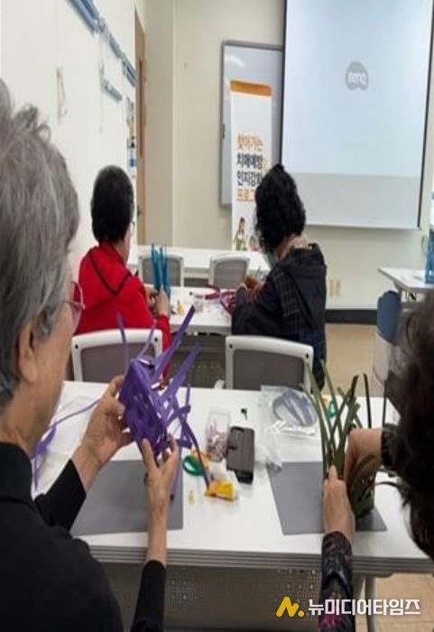 청주시 청원보건소, 찾아가는 치매예방 종이공예교실 운영