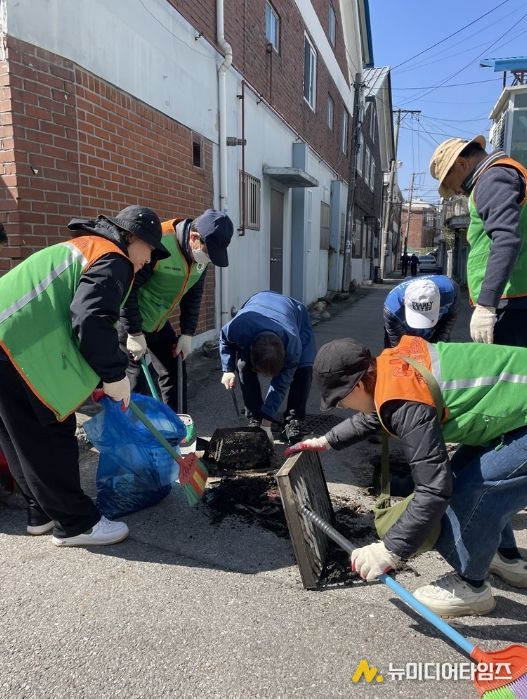 의정부시 가능동 자율방재단, 집중호우 대비 빗물받이 정화 나서