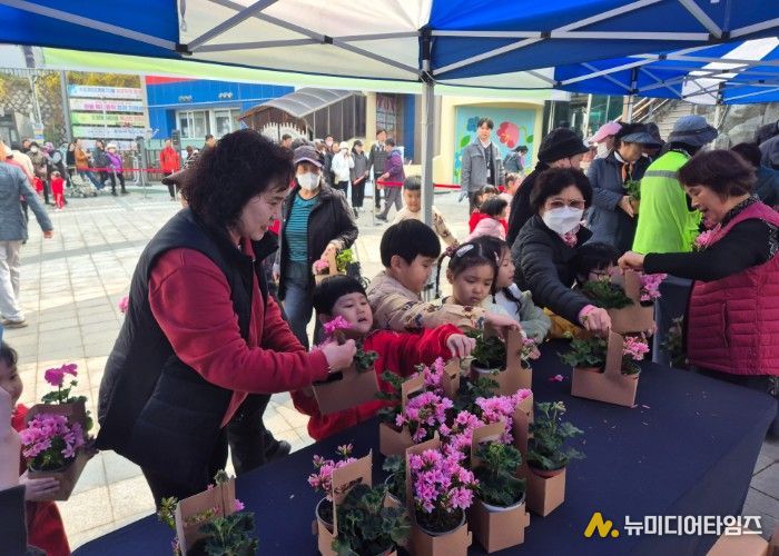 인천 중구, 자유공원 등 3곳서 ‘식목일 기념 나무 나눔’ 행사 성료