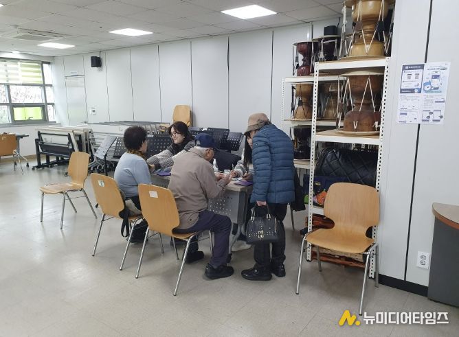 건강상담서비스를 이용하고 있는 시민들